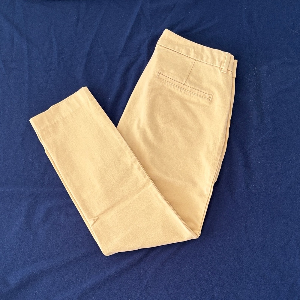 Old Navy Women’s Pixie Skinny. Stretches.